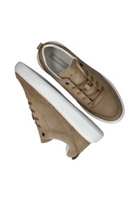Lichtbruine sneakers van gestructureerde stof en suede met witte rubberen zolen, voorzien van versterkte oogjes en platte veters.