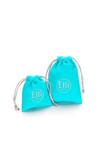 Tyrkisfargede snøreposer i to størrelser lavet af blødt materiale, med sølvhardware og teksten "Elli WE ♥ JEWELS" på fronten.