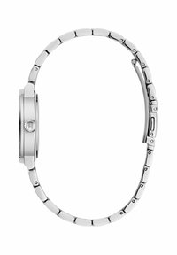 Reloj plateado con caja redondeada y pulsera de eslabones. La correa cuenta con segmentos de metal pulido y cepillado. Incluye una corona en el lateral.