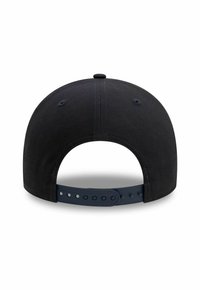 Czarna czapka bejsbolowa z gładkim wykończeniem, zaokrągloną koroną i regulowanym zapięciem snapback. Posiada detal w postaci przeszytej linii.