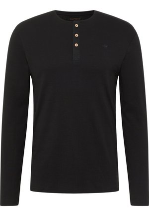 Maglietta henley nera a manica lunga con tre bottoni beige e un piccolo logo discreto sul petto a sinistra.