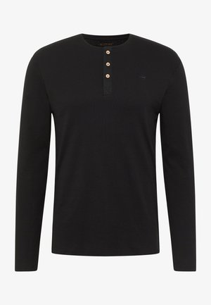 Camiseta henley negra de manga larga con tres botones beige y un pequeño logo sutil en el lado izquierdo del pecho.