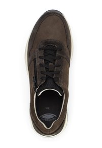 Braune Wildleder-Sneaker mit schwarzem Mesh-Zunge, Schnürdesign, seitlichem Reißverschluss und einer kontrastierenden weißen Sohle. Strukturierte Oberseite und gepolsterter Schaft.