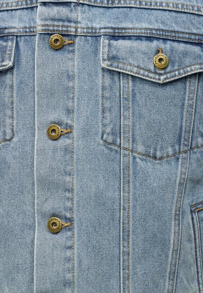Ανοιχτό μπλε τζιν μπουφάν μπροστά που δείχνει δύο τσέπες στο στήθος με καπάκια και μεταλλικά κουμπιά και κεντρικό ραφτό κούμπωμα.