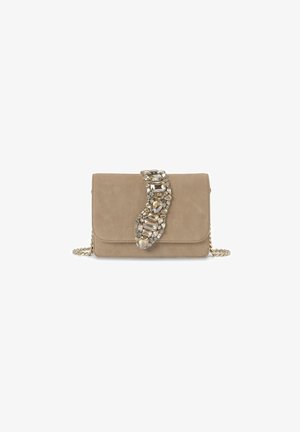 Bolso de mano de ante beige con un cierre curvo acentuado por joyas, cadena dorada y textura suave. Forma rectangular con un diseño plegable.