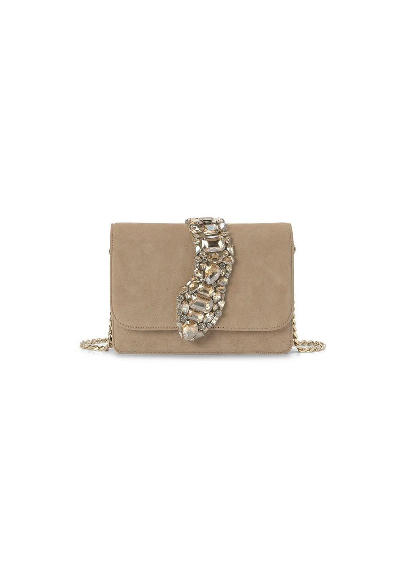 Bolso de mano de ante beige con un cierre curvo acentuado por joyas, cadena dorada y textura suave. Forma rectangular con un diseño plegable.