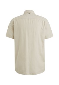 Kurzarmhemd aus hellbeigem Stoff mit Button-Down-Kragen, Rückenpasse und Seitenschildern. Glatte Textur mit lässigem Schnitt.