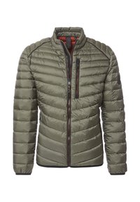 Chaqueta acolchada de color verde oliva con cremallera frontal, alto cuello y bolsillos laterales con cremallera. Cuenta con un diseño acolchado y acentos naranjas en contraste.