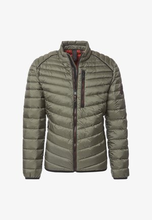 Olivgrüne gepolsterte Jacke mit Reißverschluss vorne, hohem Kragen und seitlichen Reißverschlusstaschen. Mit gestepptem Design und kontrastierenden orangen Akzenten.