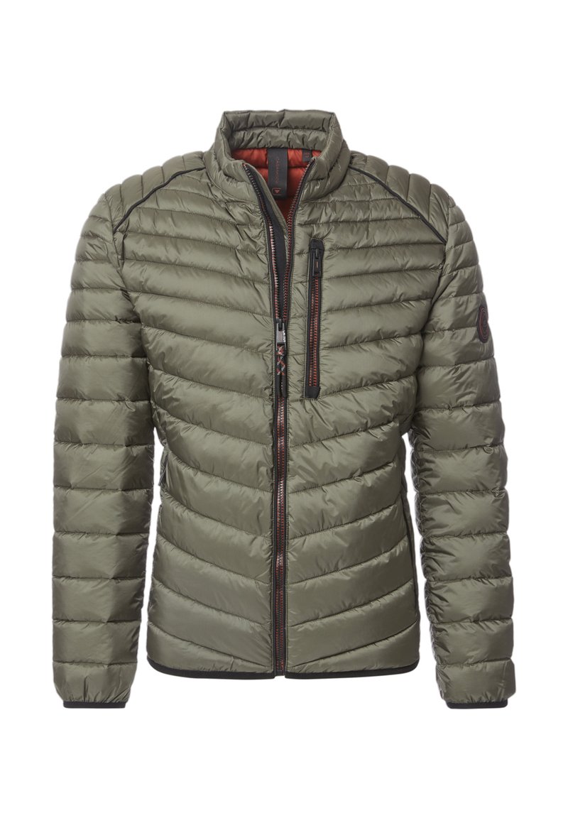Chaqueta acolchada de color verde oliva con cremallera frontal, alto cuello y bolsillos laterales con cremallera. Cuenta con un diseño acolchado y acentos naranjas en contraste.