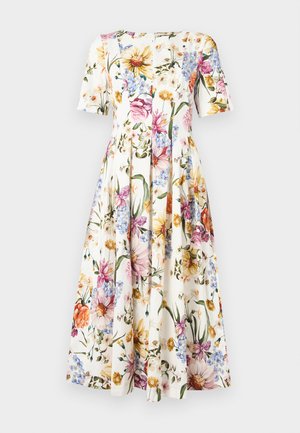Robe à motif floral avec des manches courtes ; présente un fond blanc avec des fleurs colorées en rose, jaune et bleu ; design de jupe plissée.
