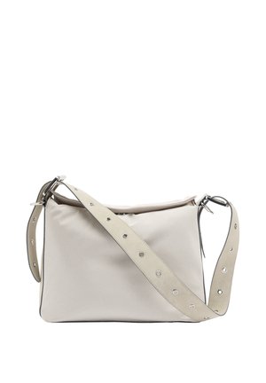 Beżowa prostokątna torba na ramię z szerokim regulowanym paskiem zdobionym metalowymi przelotkami i srebrnymi elementami, prezentowana na białym tle.