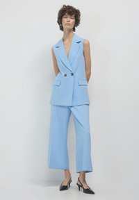 DOPPIOPETTO - Waistcoat - celeste medio