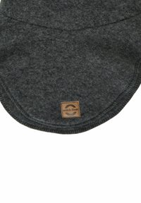 Accessorio per animali in feltro grigio con bordi arrotondati, dotato di un'etichetta in tessuto beige con logo. La texture sembra morbida e spessa.