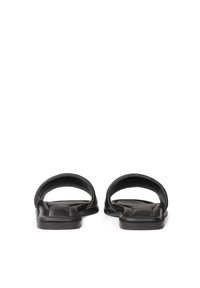 Paire de sandales slides noires à bout ouvert avec semelles rembourrées et larges brides, présentées de face sur fond blanc.