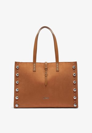 Sac cabas synthétique marron avec deux anses, orné de clous argentés le long d'un côté et d'une fermeture éclair centrale. Logo en bas.