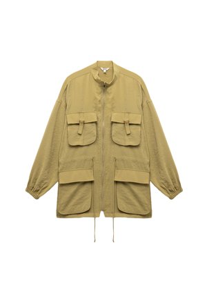 Veste vert olive clair avec une fermeture éclair sur le devant, col montant, deux grandes poches poitrine et deux poches inférieures avec des manches élastiques.