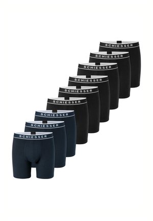 Neuf paires de boxers pour hommes en noir et bleu foncé, disposées en ligne diagonale, chacune avec une ceinture blanche marquée "SCHIESSER."