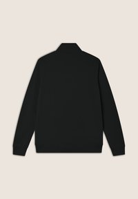 Polo shirt nero a maniche lunghe con colletto alto, realizzato in tessuto liscio, caratterizzato da un design pulito e minimalista senza loghi o motivi visibili.
