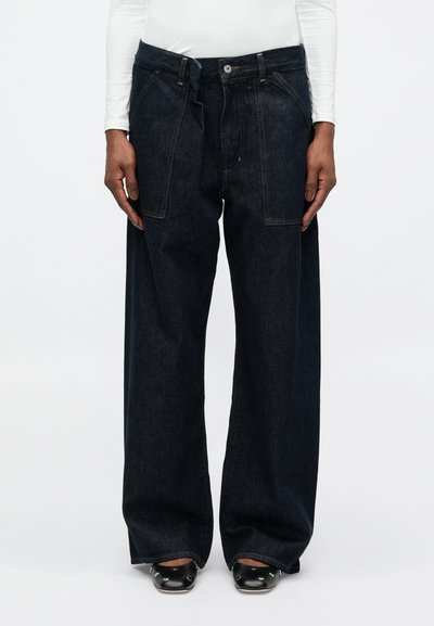 Donkerblauwe wijde jeans van denim, met dubbele voorkruiszakken, een knoopsluiting en rechte pijpen, met minimale stikdetails.