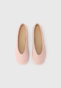 Ροζ σουέντ μπαλαρίνες με στρογγυλερή μύτη και σχεδιασμό που φοριέται εύκολα. Διαθέτουν χρυσό ανάγλυφο λογότυπο στο μπροστινό μέρος και λεία εσωτερική επένδυση.
