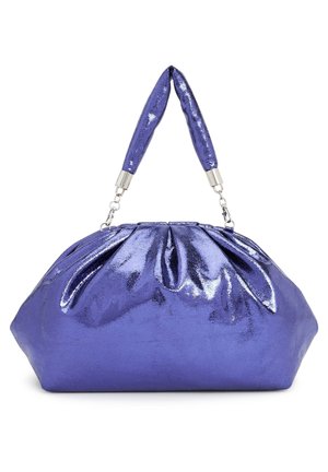 Sac à main métallique violet brillant avec des détails froncés et une courte poignée rembourrée, ferrures argentées attachant la poignée au corps du sac.