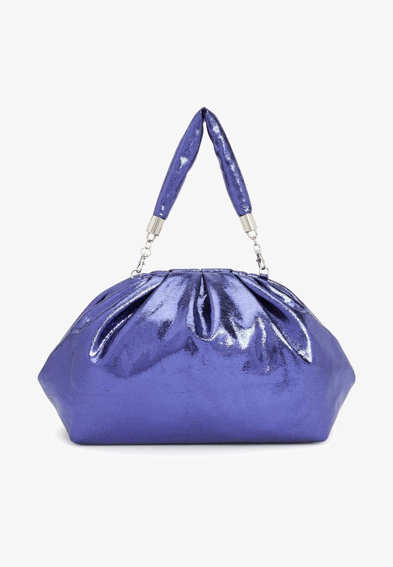 Sac à main métallique violet brillant avec des détails froncés et une courte poignée rembourrée, ferrures argentées attachant la poignée au corps du sac.