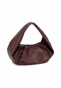 Sac en cuir marron avec une poignée torsadée, présentant un design plissé et une texture lisse, offrant une silhouette asymétrique.