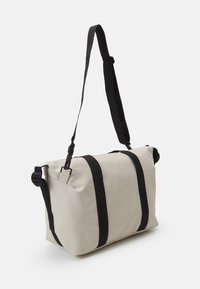 Grå vanntett bag med svarte stropper og utstyr, med rektangulær form og jevn tekstur, egnet for å bære ulike gjenstander.