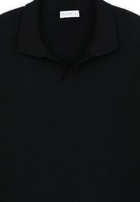 Schwarzes geripptes Poloshirt mit Kragen, ausgestattet mit einer V-Button-Leiste, aus weichem, strukturiertem Stoff. Markenlabel am Kragen sichtbar.