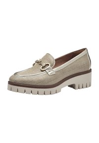 Mocassins en maille dorée avec une semelle en caoutchouc crème épaisse, comportant des accents métalliques et un détail de boucle décorative à l'avant.