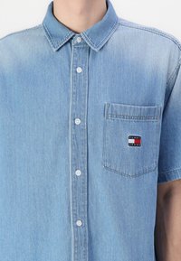 Tommy Jeans CREST OVERSHIRT - Shirt - denim light