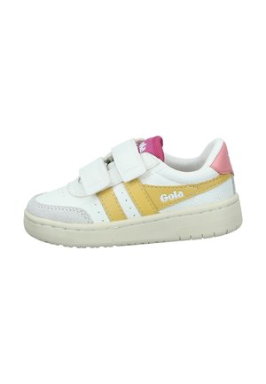 Basket blanche avec des accents jaunes et roses. Dotée de deux bandes Velcro, d'un dessus en cuir texturé et d'une semelle en caoutchouc. Nom de la marque "Gola" imprimé.