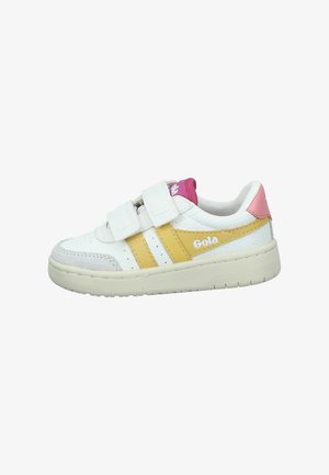 Witte sneaker met gele en roze accenten. Heeft twee klittenbandsluitingen, een bovenwerk van textuurleer en een rubberen zool. Merkwaarde "Gola" gedrukt.