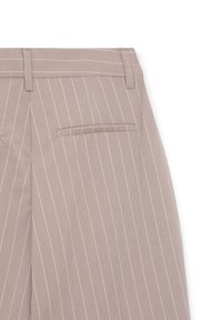Beige Hosen mit weißen Streifen, featuring eine flache Vorderseite, Gürtelschlaufen und eine einzelne hintere Tasche, die mit passendem Faden genäht ist.