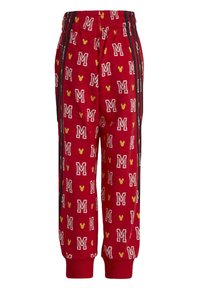 Pantalones de chándal rojos con un patrón de letras "M" en amarillo y blanco y pequeñas siluetas de Mickey Mouse, con franjas laterales negras y puños elásticos.