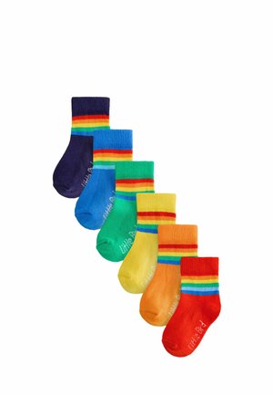 Sechs bunte Kindersocken in Rot, Orange, Gelb, Grün, Blau und Lila mit Regenbogenstreifen nahe dem oberen Rand, diagonal angeordnet.