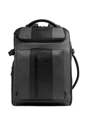 Grijze en zwarte rechthoekige rugzak met bovenhandvat, meerdere met rits afsluitbare vakken en een verticale voorste ritstas.