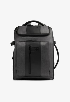 Grauer und schwarzer rechteckiger Rucksack mit Tragegriff oben, mehreren Reißverschlussfächern und vertikaler Reißverschlusstasche vorne.