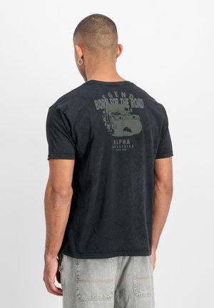 Schwarzes Baumwoll-T-Shirt mit lockerer Passform, auf der Rückseite mit einem Grafikdruck eines Fahrzeugs und Text. Kurze Ärmel und rundem Ausschnitt.