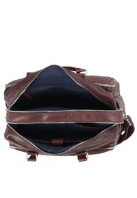 Borsa in pelle marrone con un esterno texturizzato, doppio scomparto con cerniera e un interno in tessuto blu navy. Presenta hardware color argento.
