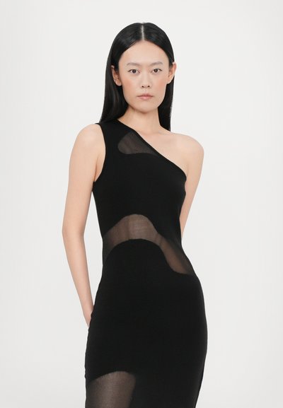 Svart bodycon-klänning med en axel, som har genomskinliga paneler och en texturerad tyg. Designen inkluderar böjda utskärningar för visuella detaljer.