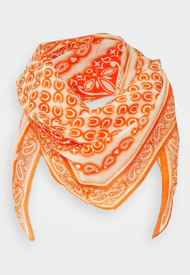 Foulard bandana orange et crème avec motifs paisley et fer à cheval, plié en forme triangulaire sur fond blanc.