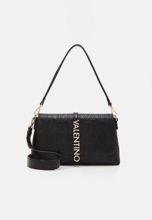 Czarna torebka na ramię Valentino z wytłaczanym wzorem logo, złotym okuciem i dwoma odpinanymi paskami na jednolitym białym tle.