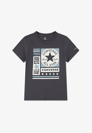 Donkergrijs katoenen T-shirt met een grafische print van sterren, tekst en een centraal zwart sterlogo. Korte mouwen en een ronde hals.