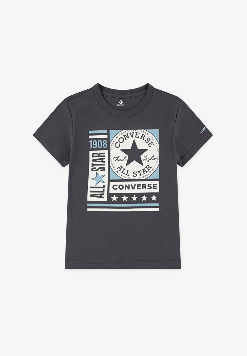 Sötétszürke pamut póló, amely grafikával van ellátva, csillagokkal, szöveggel és központi fekete csillag logóval. Rövid ujjú és kerek nyakú.