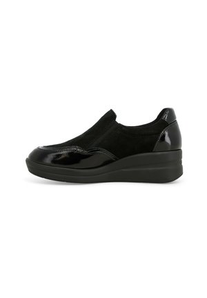 Le scarpe nere slip-on presentano una vernice lucida e una pelle scamosciata testurizzata, con una punta arrotondata e un tacco a spillo per un'altezza aggiuntiva.