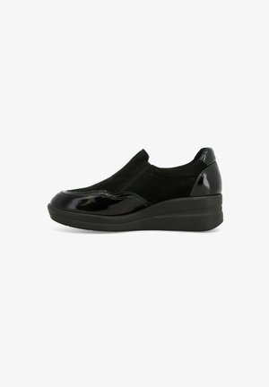 Le scarpe nere slip-on presentano una vernice lucida e una pelle scamosciata testurizzata, con una punta arrotondata e un tacco a spillo per un'altezza aggiuntiva.