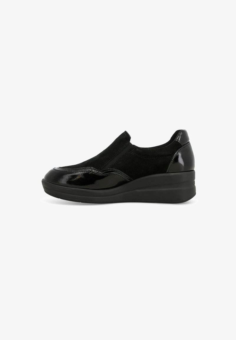 Le scarpe nere slip-on presentano una vernice lucida e una pelle scamosciata testurizzata, con una punta arrotondata e un tacco a spillo per un'altezza aggiuntiva.