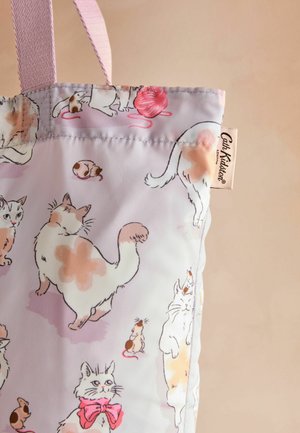 Svetlofialová taška obsahuje hravé ilustrácie rôznych mačiek a myší, s ružovou stuhou, zobrazujúca rozprávkové zvieracie postavy.